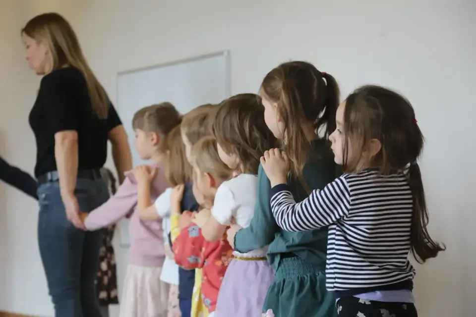 STREFA ZABAWY „Tańczące krople deszczu” – warsztaty muzyczno-taneczne dla dzieci